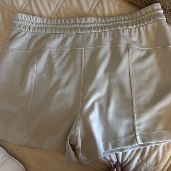 Lululemon Softstreem High Rise shorts 4” light ivory size 14 - Picture 2 of 3